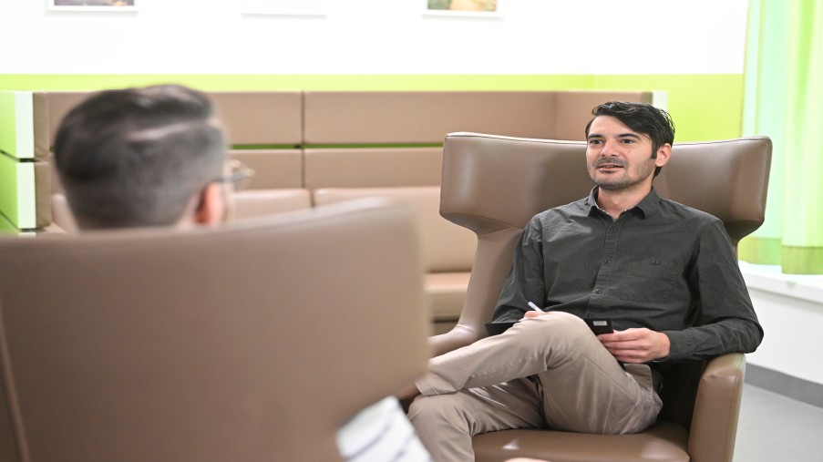 Ein Arzt im therapeutischen Gespräch mit einem Patienten