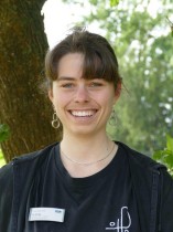 Sie sehen ein Porträt von der Musiktherapeutin Aila Farley.