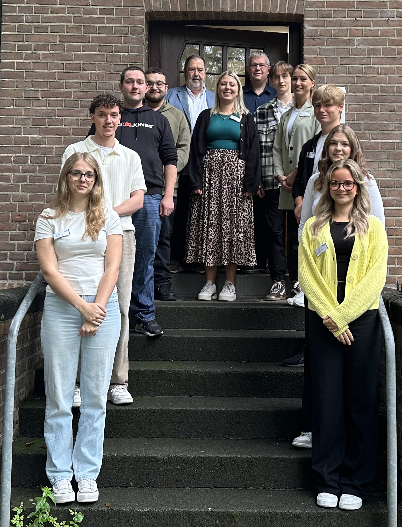 Die neuen Auszubildenden der LVR-Klinik Bedburg-Hau mit den Ausbildern Corinna Deckers, Denise Schrey und Thomas Jacobs sowie dem Kaufmännischen Direktor Holger Höhmann