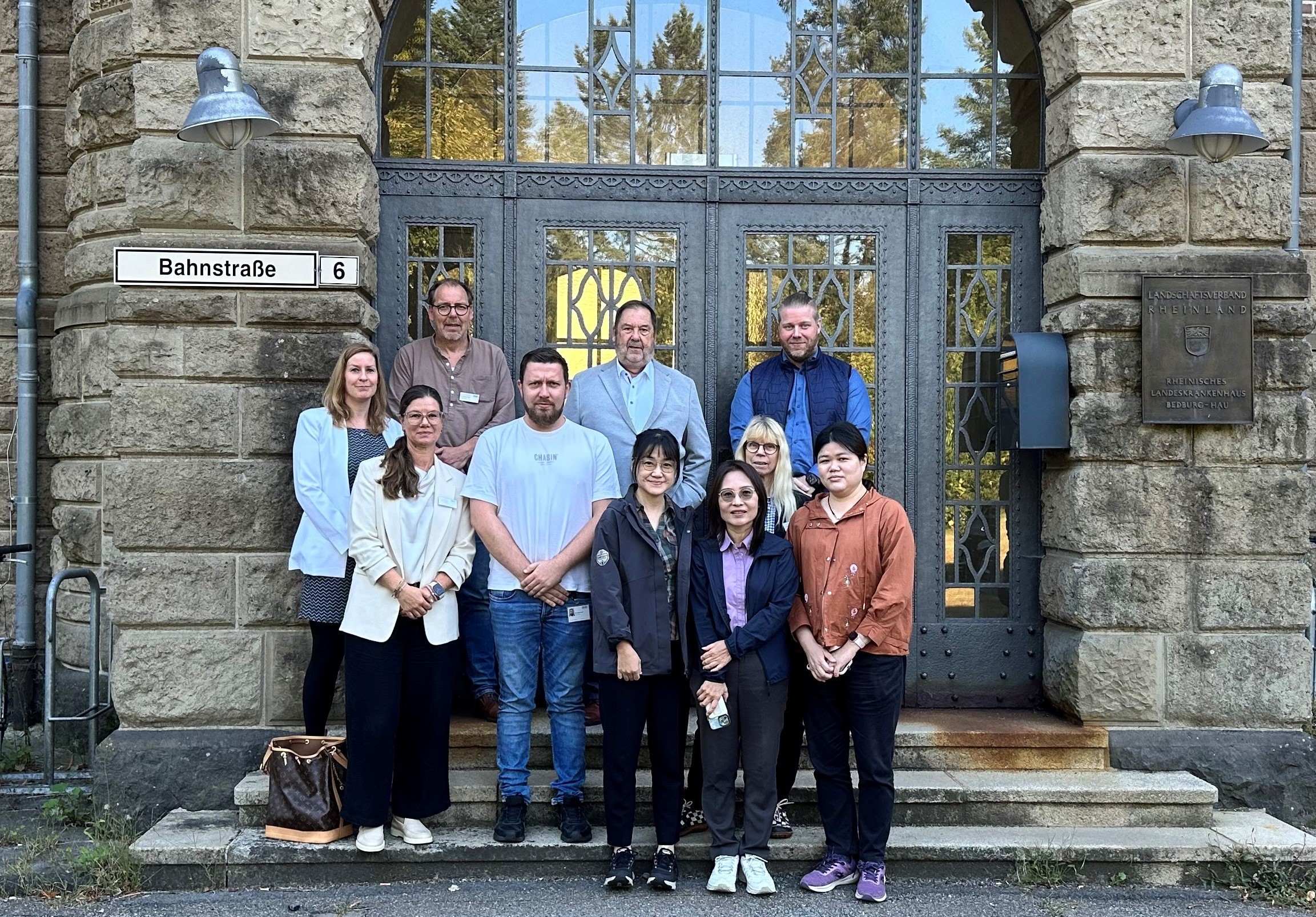 Die taiwanesische Delegation mit Vertretern der Forensik vor der Hauptverwaltung