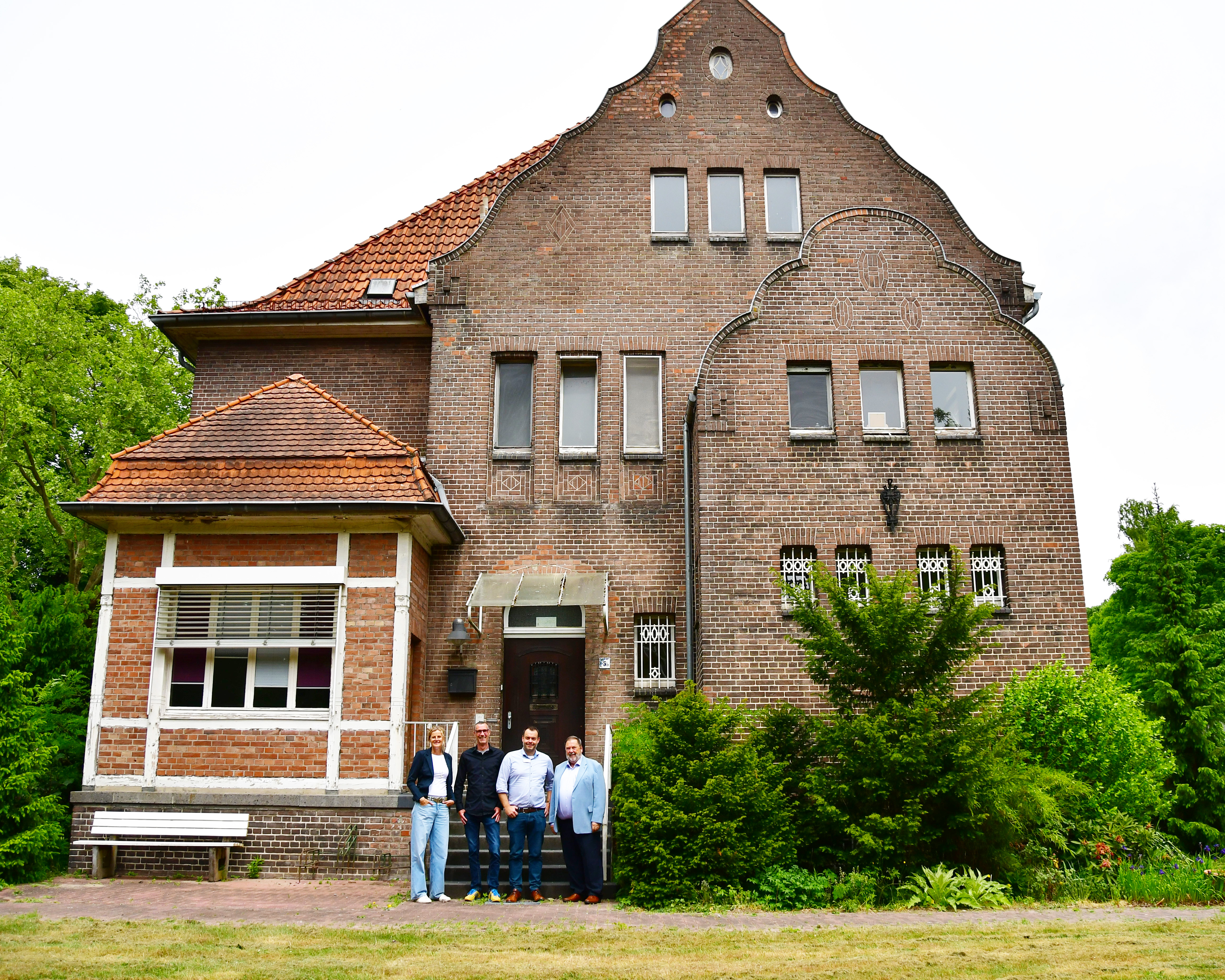 Elke Kotthoff, Tobias Neifeld, Philipp Kehmeier und Holger Höhmann vor dem Haus Caritas Wohngruppe.