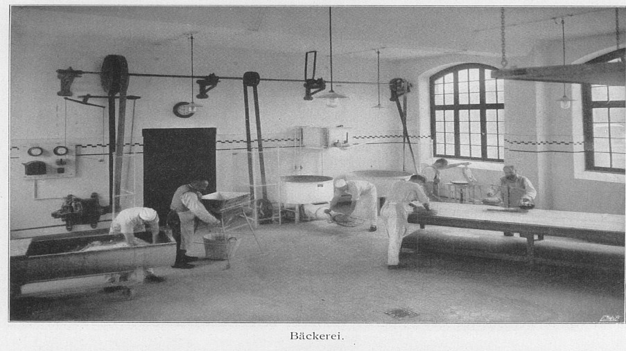 Schwarz-Weiß-Foto: Raum mit Männern bei der Arbeit in der Bäckerei