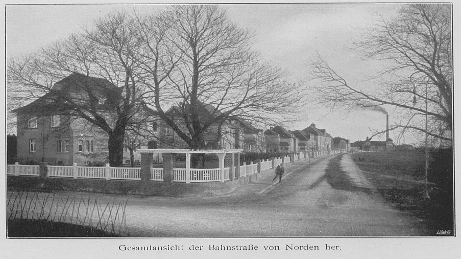Schwarz-Weiß-Foto: Straße mit Häusern auf der linken Seite