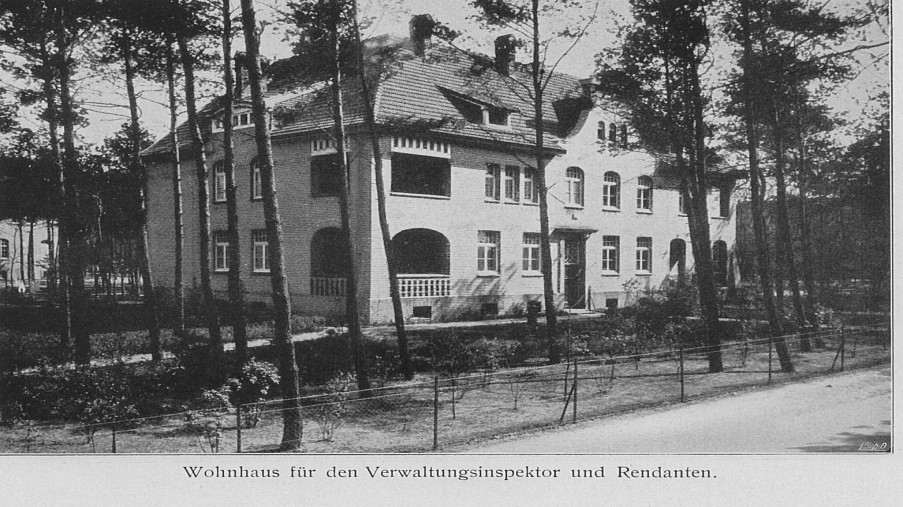 Schwarz-Weiß-Foto: Haus mit Loggia, kleinem Weg im Vordergrund und vielen Bäumen rundherum