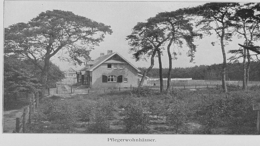 Schwarz-Weiß-Foto: Haus mit einer Wiese und Bäumen im Vordergrund