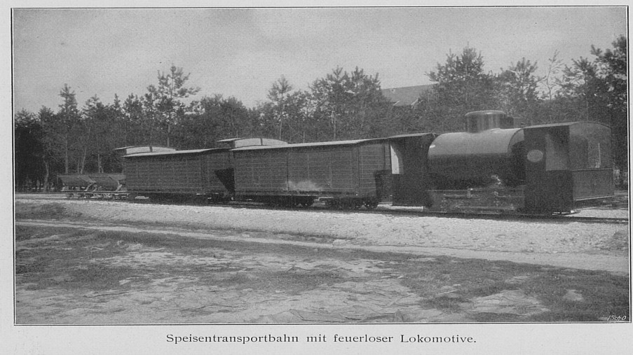 Schwarz-Weiß-Foto: Lokomotive mit zwei Wagons