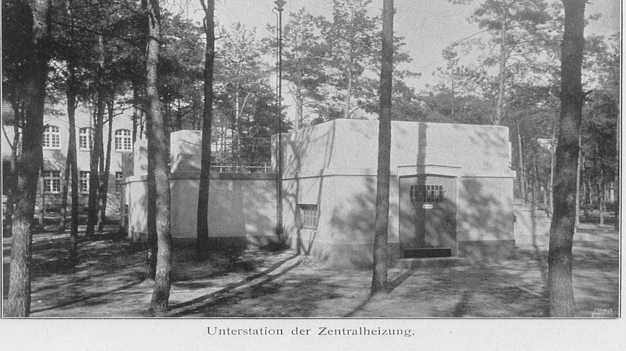 Schwarz-Weiß-Foto: Gebäude mit Zentralheizung