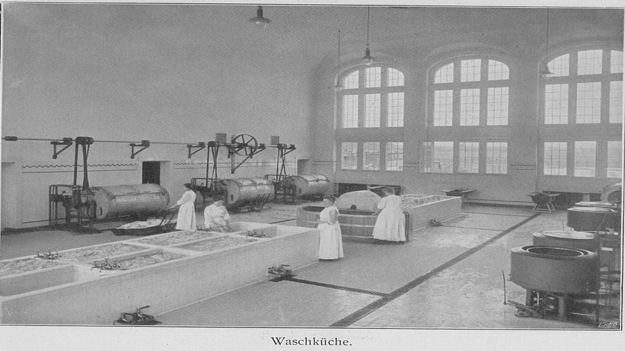 Schwarz-Weiß-Foto: Mitarbeiterinnen der Waschküche bei der Arbeit