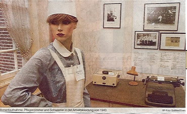 Schaufensterpuppe mit einer Schwestertracht im Museum